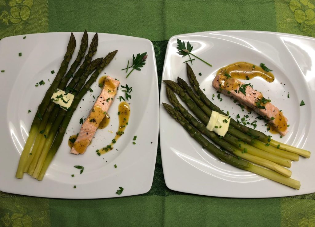 grüner Spargel und Lachs mit Estragonsenf-Honig-Butter ist fertig zum Servieren