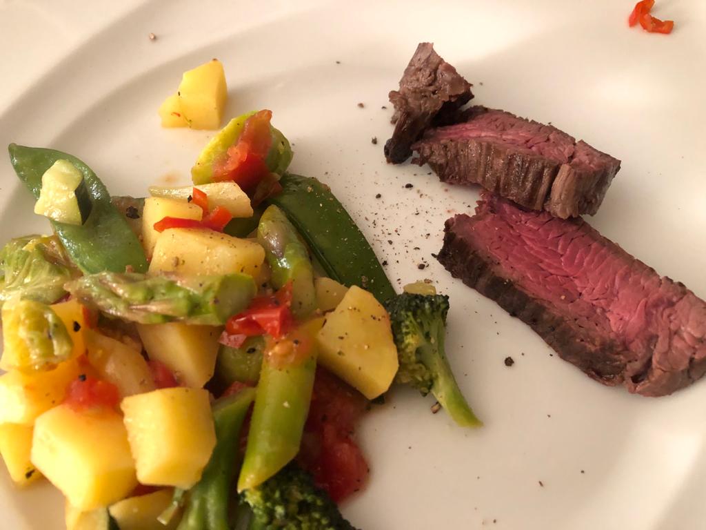 grünes Gemüse mit Kartoffeln und Onglet