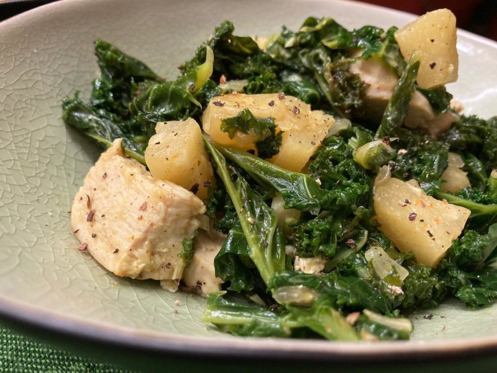 Grünkohl-Curry mit Ananas und Hühnchenbrust im Teller