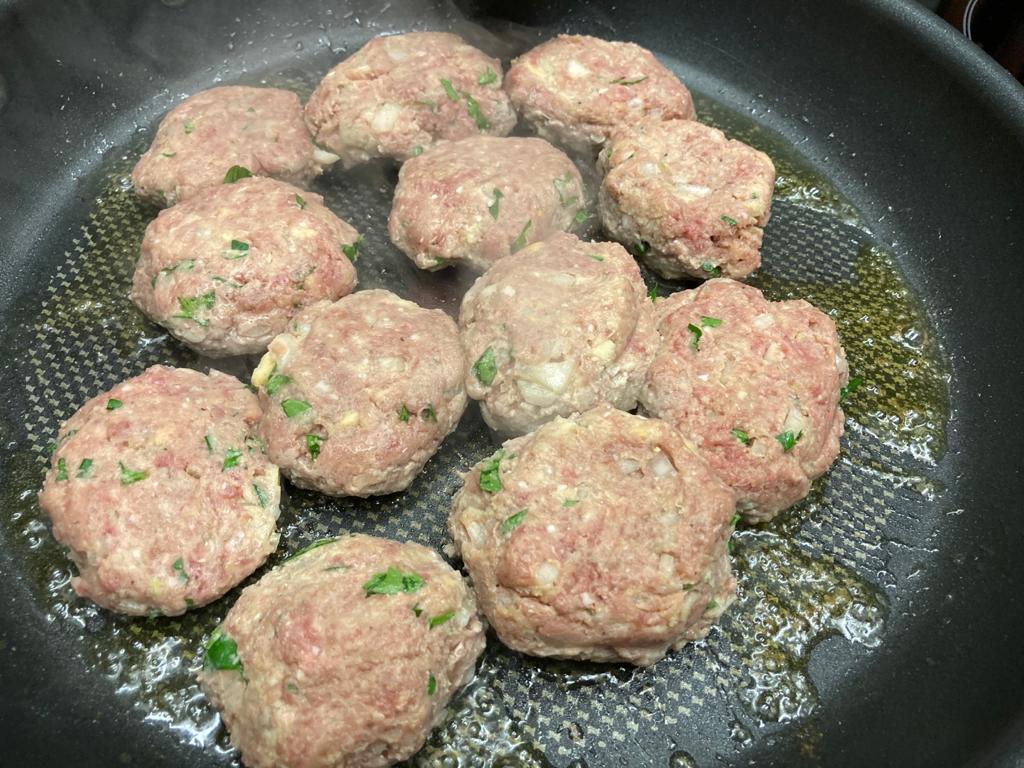 Hackbällchen in der Pfanne