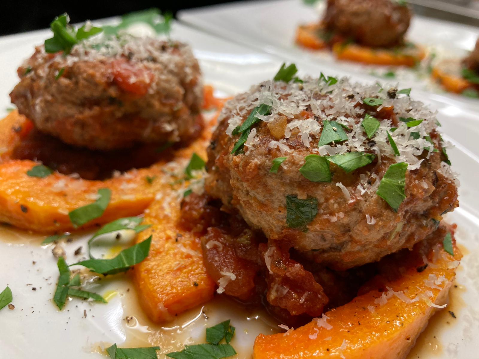 Hackbällchen mit Kürbis und Tomate