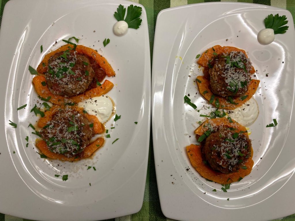 Hackbällchen mit Kürbis und Tomate - servierfertig