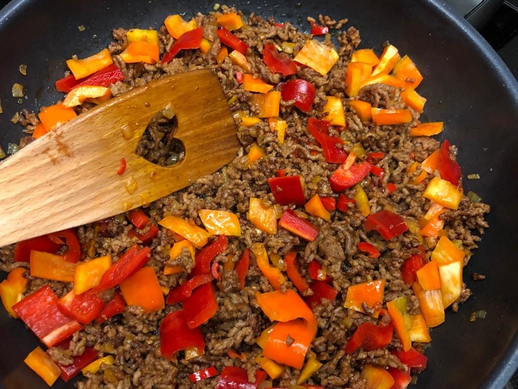 Paprika zum Hackfleisch geben