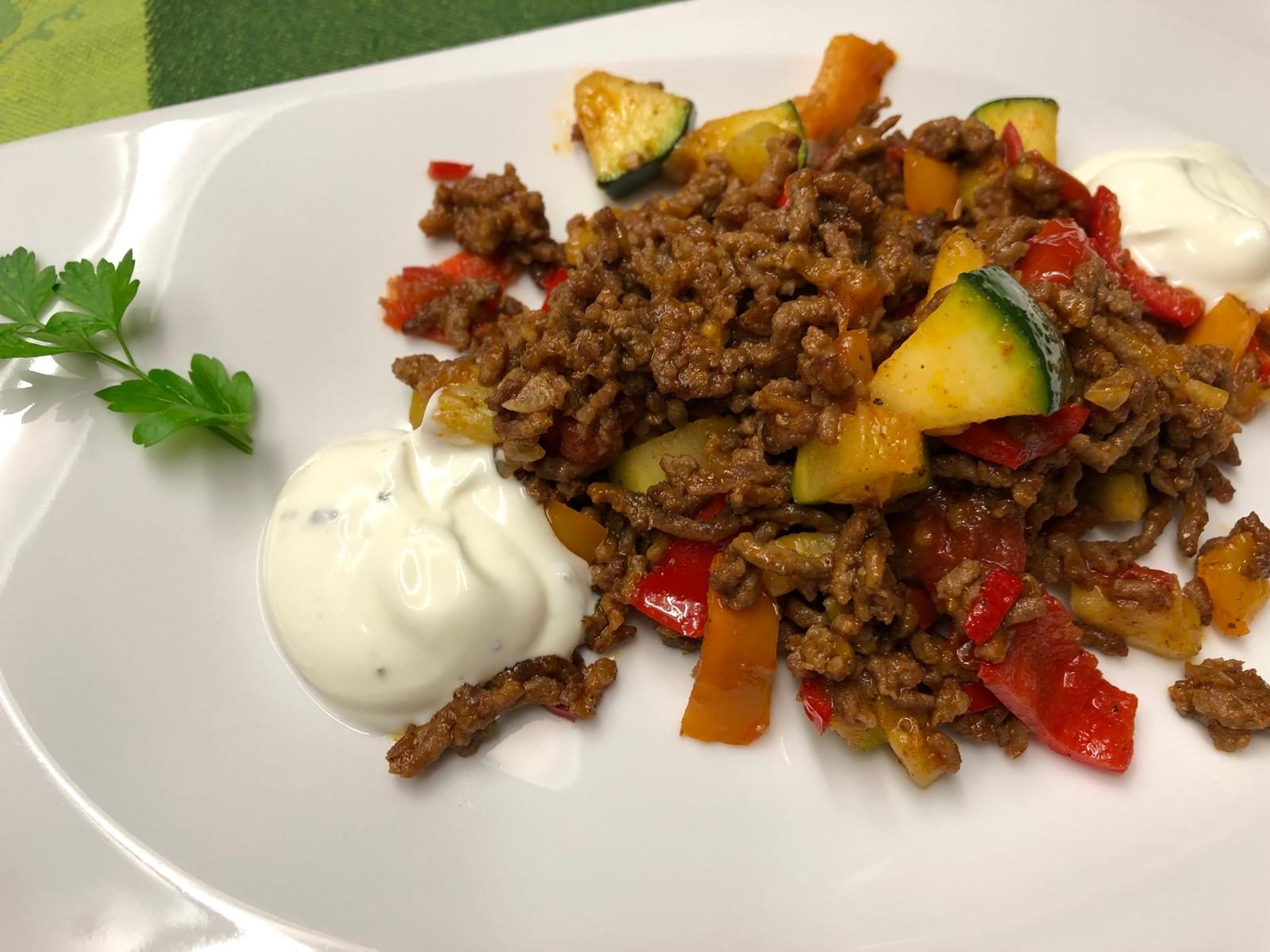 Hackfleischpfanne mit Paprika und Zucchini - und Joghurtsauce