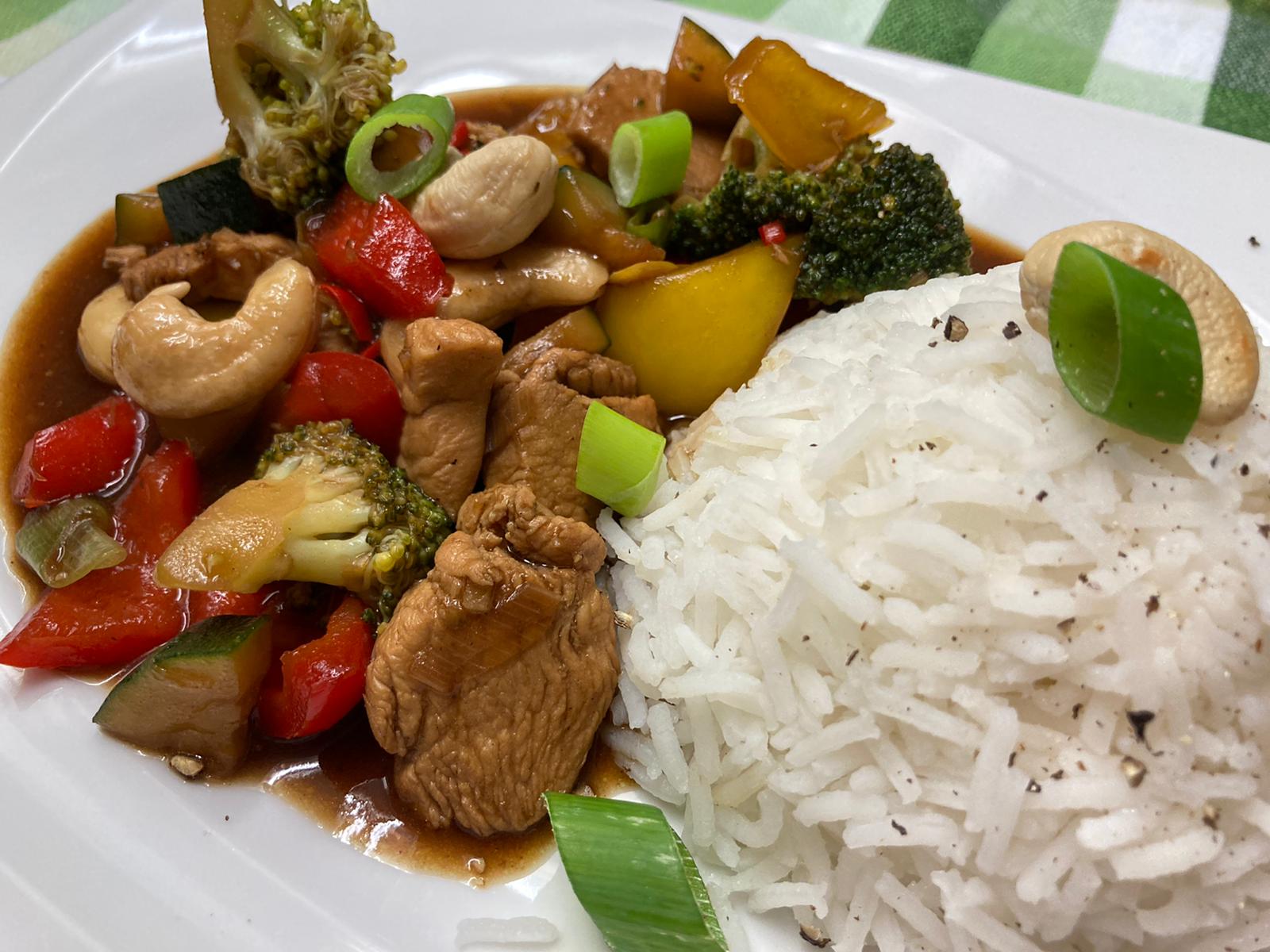 Hähnchenfilet aus dem Wok mit Paprika, Zucchini, Brokkoli, Sojasoße und Basmati