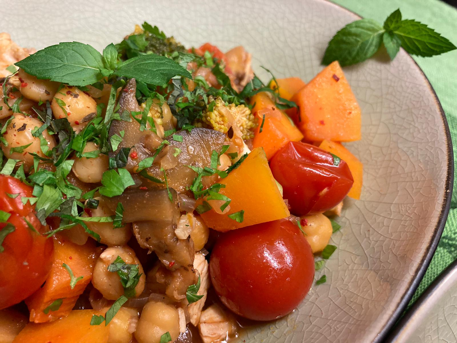 Hühnchen-Tajine mit Butternut-Kürbis, Kichererbsen, Aubergine und Tomaten