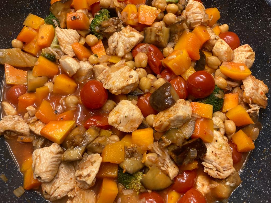 Hühnchen-Tajine mit Butternut-Kürbis, Kichererbsen, Aubergine und Tomaten - fast fertig