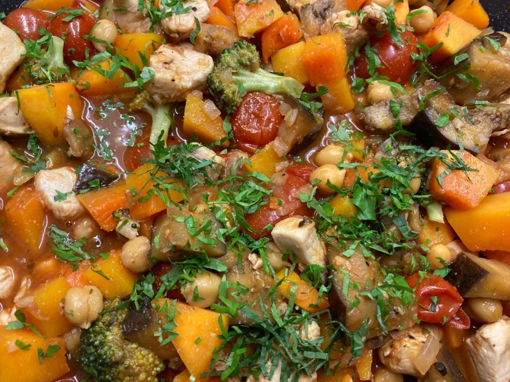 Hühnchen-Tajine mit Butternut-Kürbis, Kichererbsen, Aubergine und Tomaten - mit Petersilie uns Minze