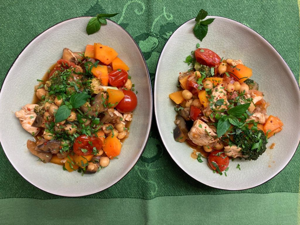 Hühnchen-Tajine mit Butternut-Kürbis, Kichererbsen, Aubergine und Tomaten - servierfertig!