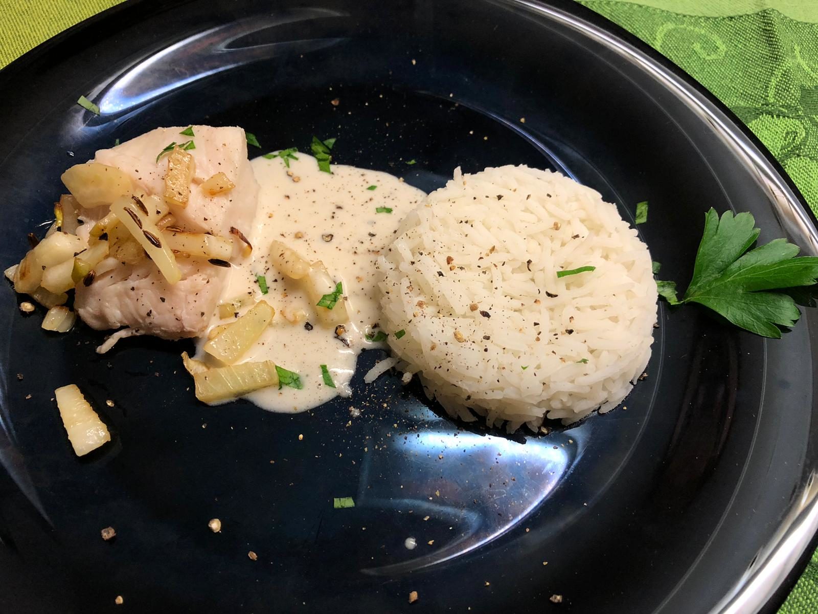 Im Gewürzsud pochierter Kabeljau mit Fenchel und Kokos-Sauce