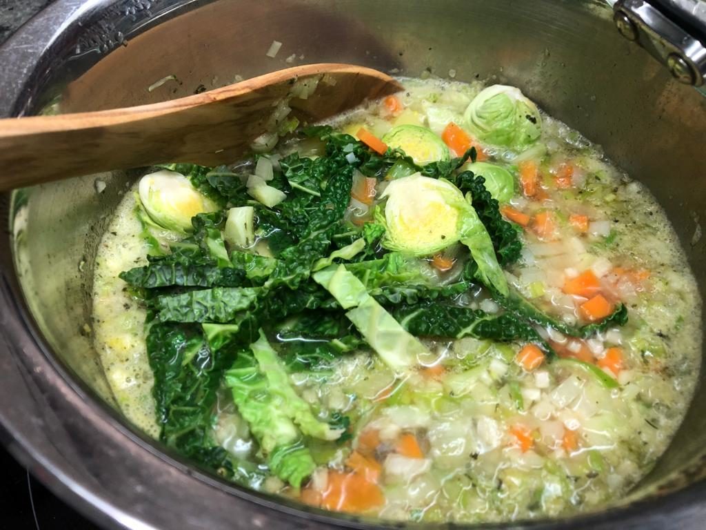 Kartoffelsuppe mit Wirsing und Rosenkohl