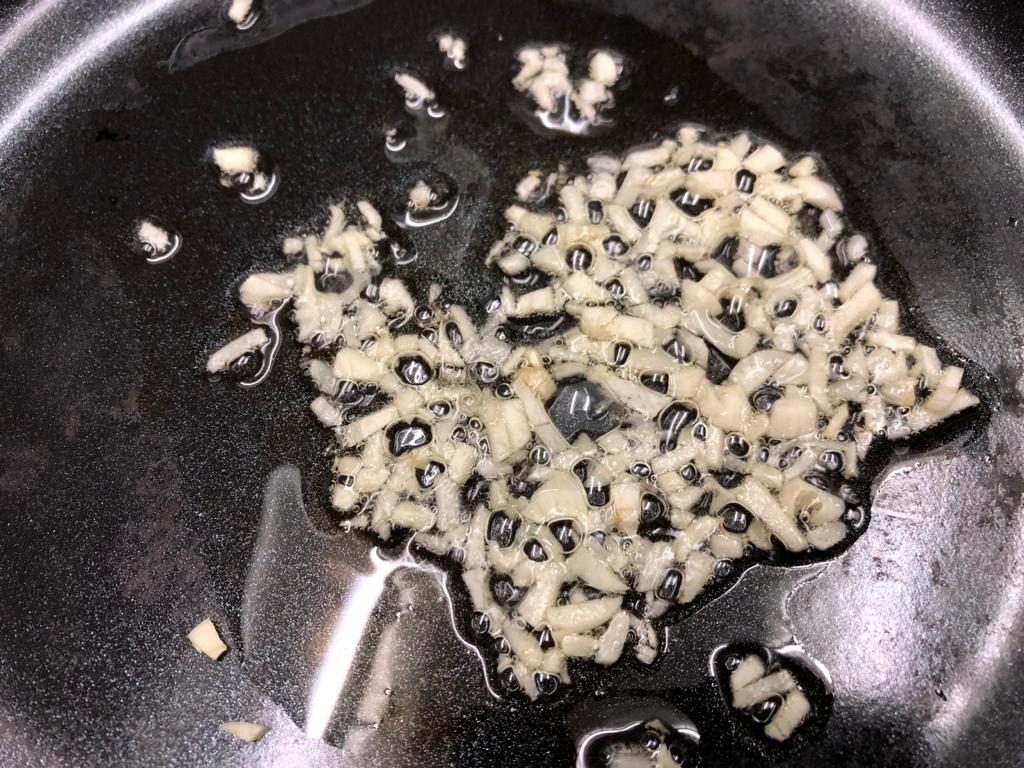 Knoblauch in Öl anschwitzen