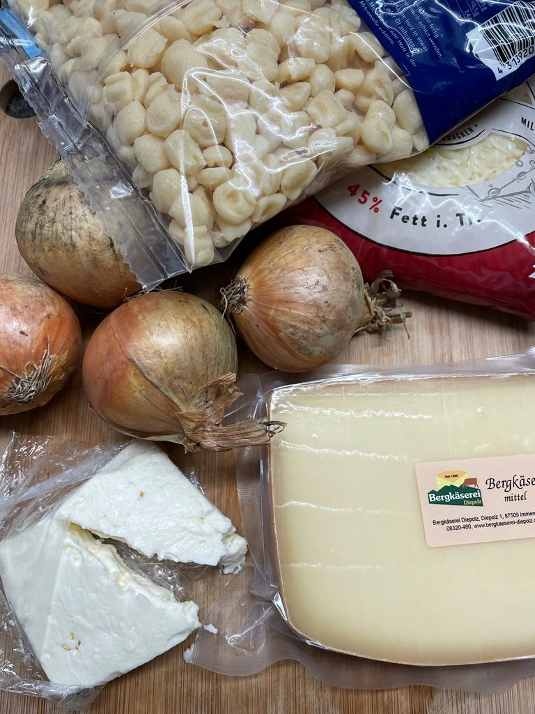 Knöpfle, Bergkäse, Emmentaler, Weißlacker, Zwiebeln