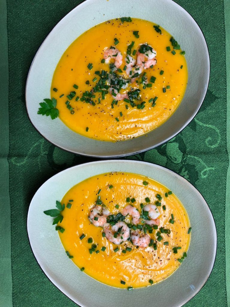 Kürbis-Orangen-Kokos-Suppe mit Kräuter-Garnelen ist servierfertig!