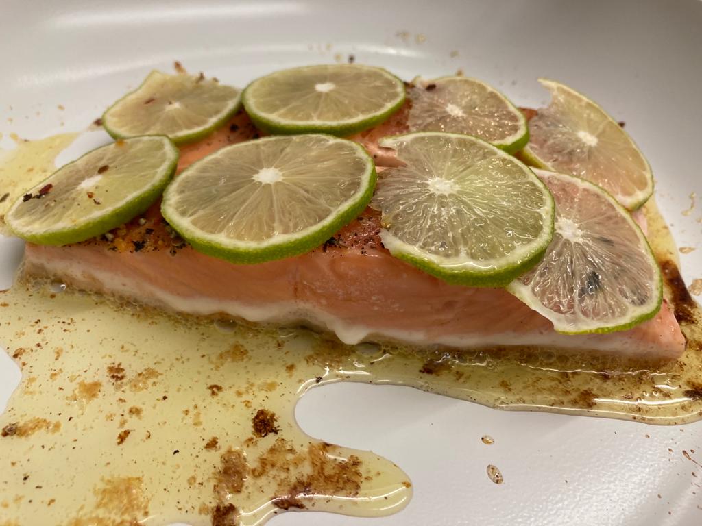 Lachs mit Vanille und Kardamom in der Pfanne