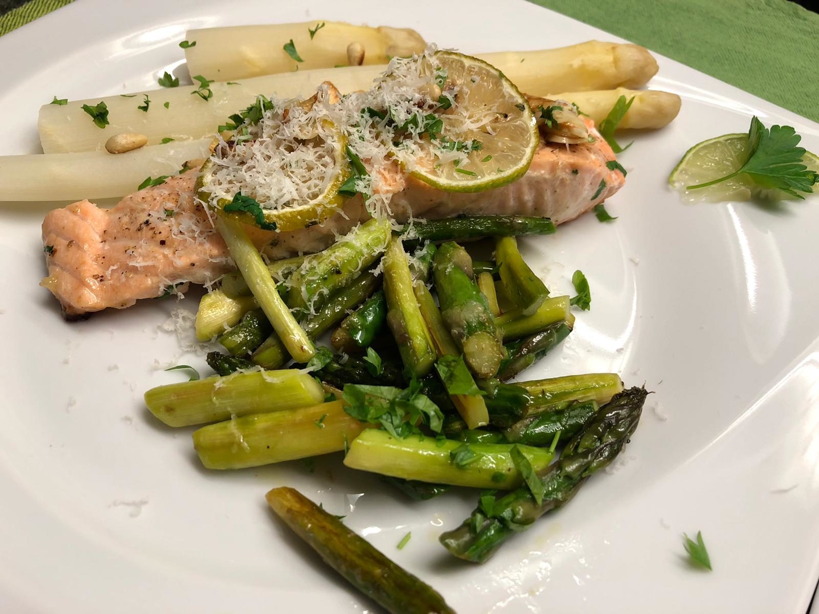 Lachs mit zweierlei Spargel, Limette, Pinienkernen und Parmesan