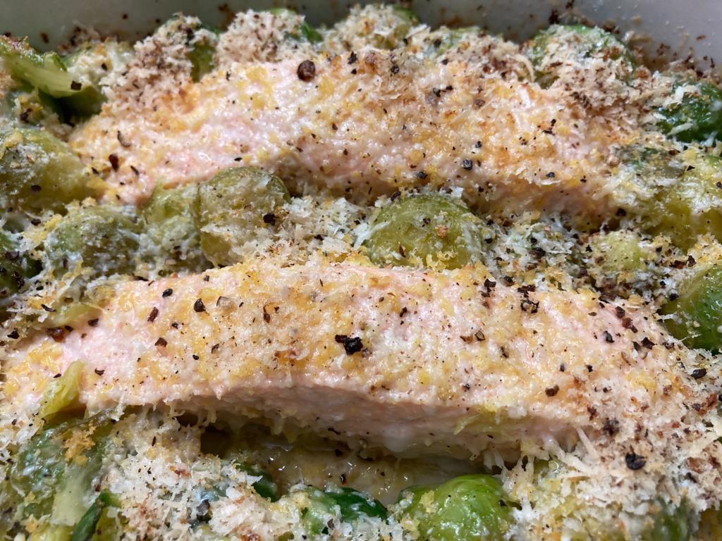 Lachs und Rosenkohl mit Parmesan gratiniert aus dem Ofen