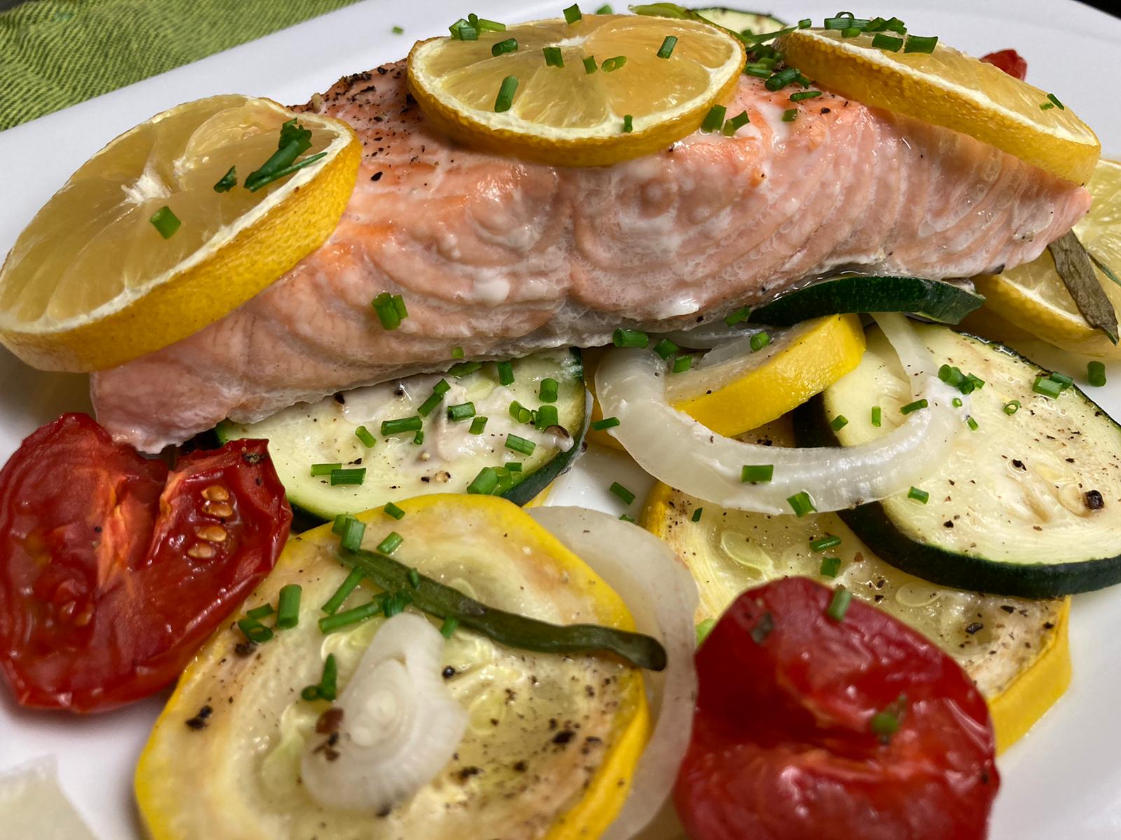 Lachs mit Zucchini-Zwiebel-Gemüse aus dem Backofen