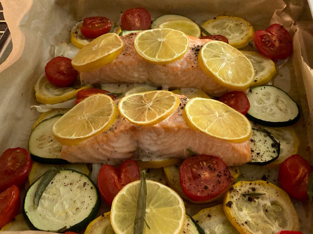 Lachs mit Zucchini-Zwiebel-Gemüse aus dem Backofen ist fertig gegart