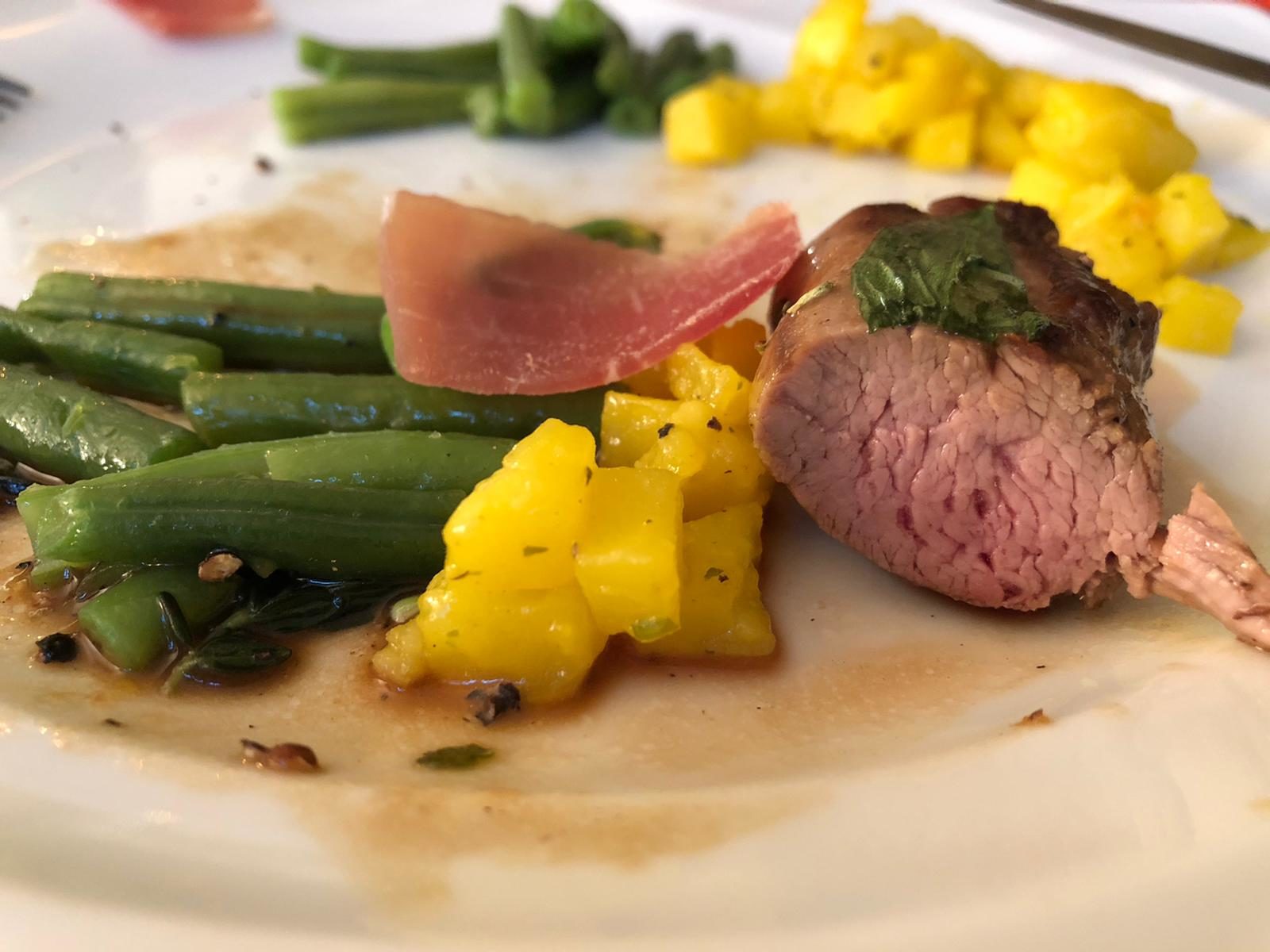 Lammfilet mit grünen Bohnen, Samtkartoffeln und Prociutto Crudo