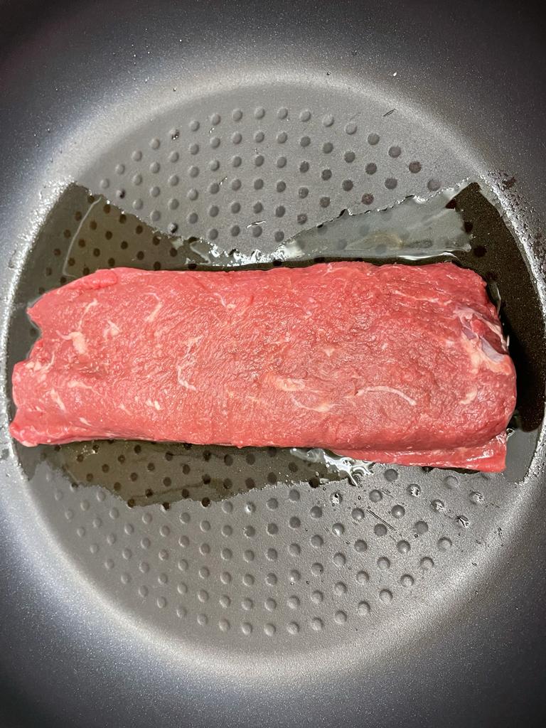 rohes Lammfilet in der Pfanne