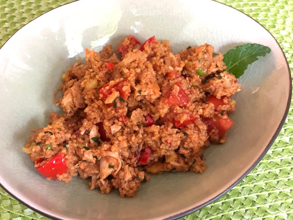 lauwarmer Salat mit Maishähnchenbrust, Couscous, Paprika, Tomaten, Minze und Salzzitrone