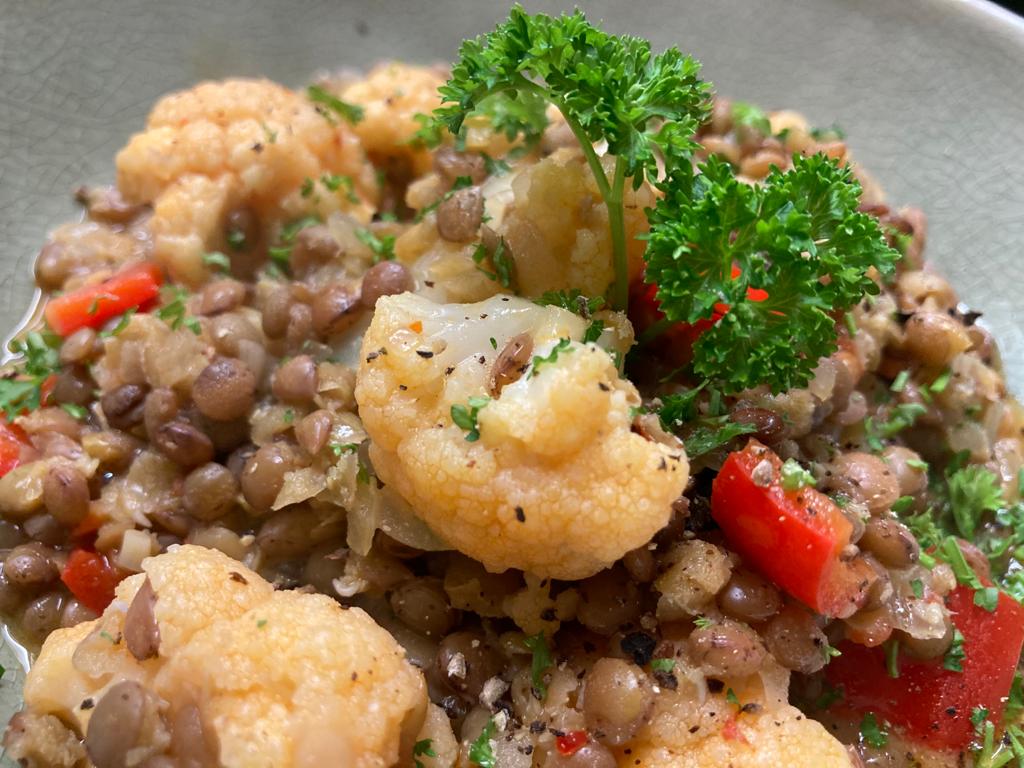 Linsen-Kokos-Curry mit Blumenkohl und Paprika