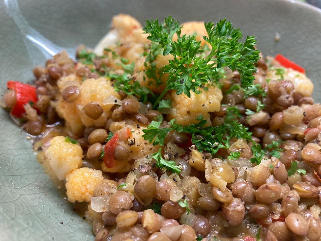 Linsen-Kokos-Curry mit Blumenkohl und Paprika im Teller