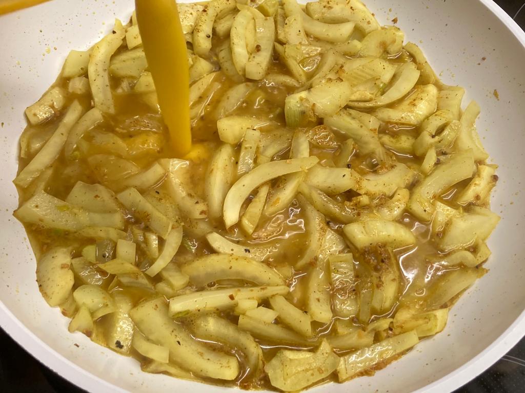 Mango-Orangen-Sauce zum Fenchel geben