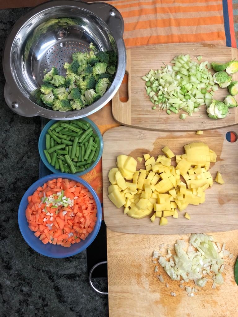 Zutaten für die Kartoffelsuppe in Grün