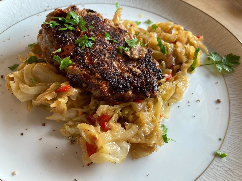 Mediterraner Mini-Hackbraten auf Spitzkraut – Kochen in Grün