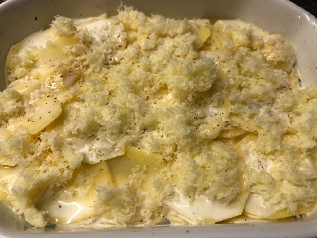 als oberste Schicht auf den Kartoffelgratin eine ordentliche Portion Käse