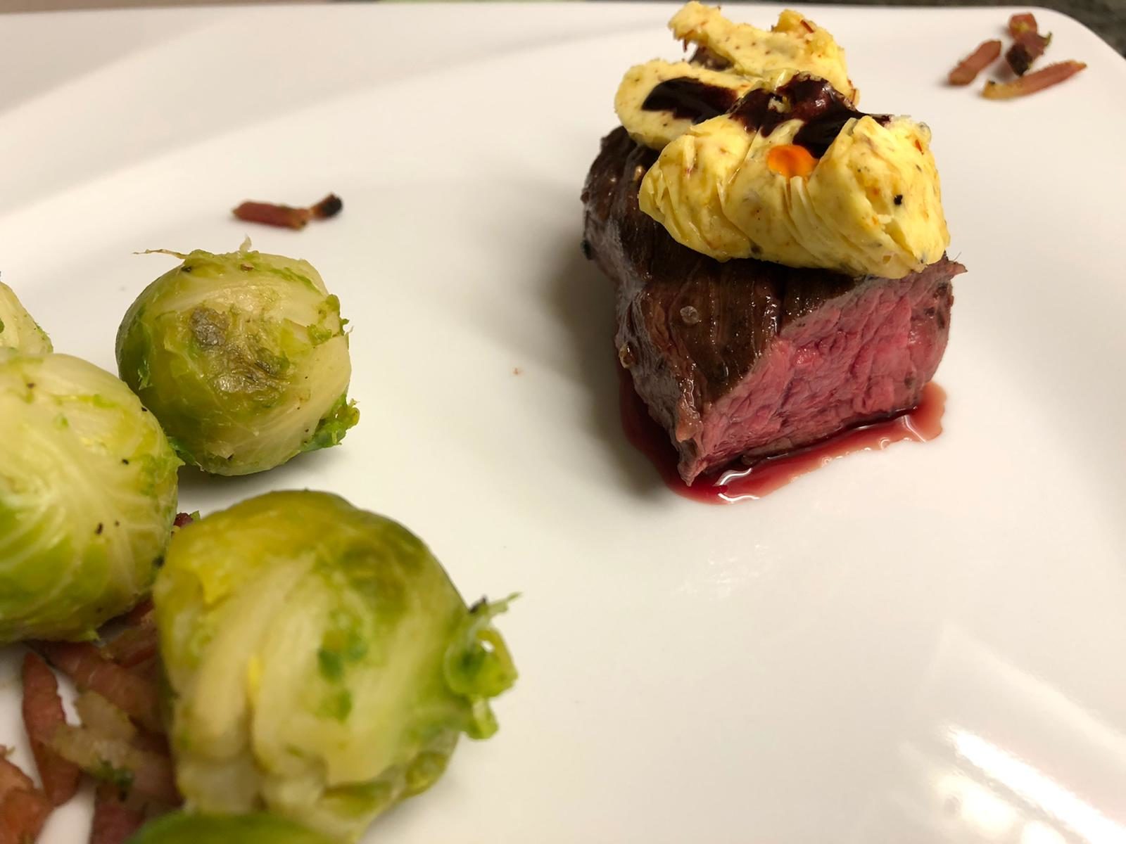 Rosenkohl mit Onglet, seinem Jus und Kräuterbutter