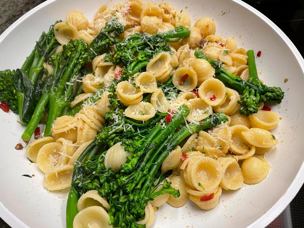 Orechiette mit Cime di Rapa noch in der Pfanne