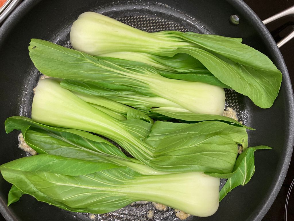 Pak Choi mit Ingwer und Knoblauch in der Pfanne