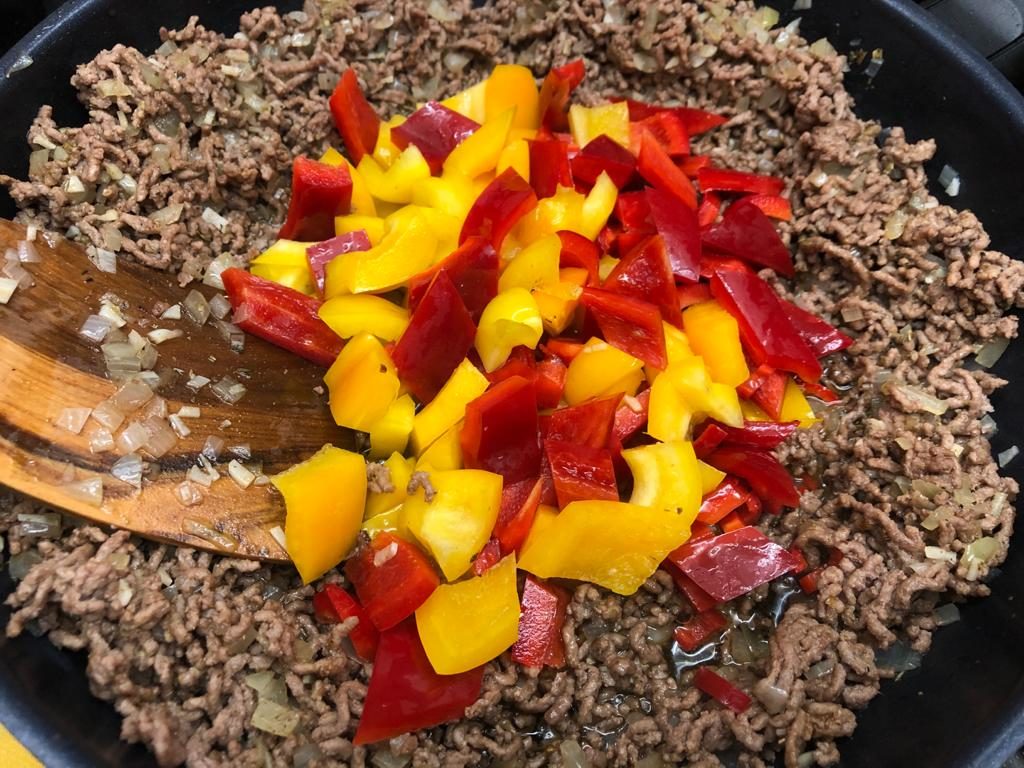 Paprika und Chili hinzufügen