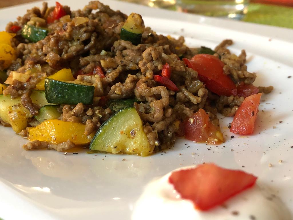 Paprika-Zucchini-Hackpfanne mit Joghurtsauce