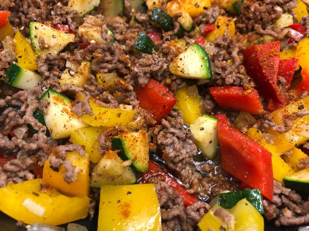 Paprika-Zucchini-Hackpfanne schmort mit Gewürzen wie Baharat