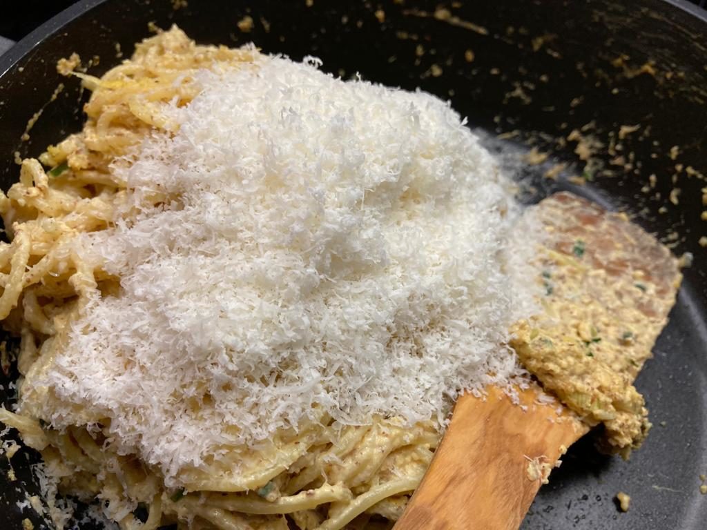 Parmesan über die Spaghetti