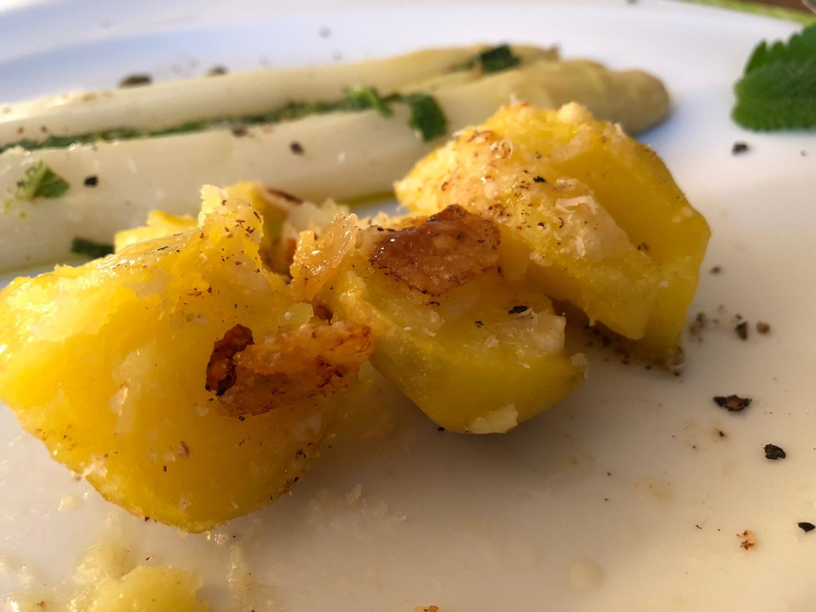 Parmesankartoffeln und Spargel mit Zitronenmelisse, Limette und Kapern auf dem Teller