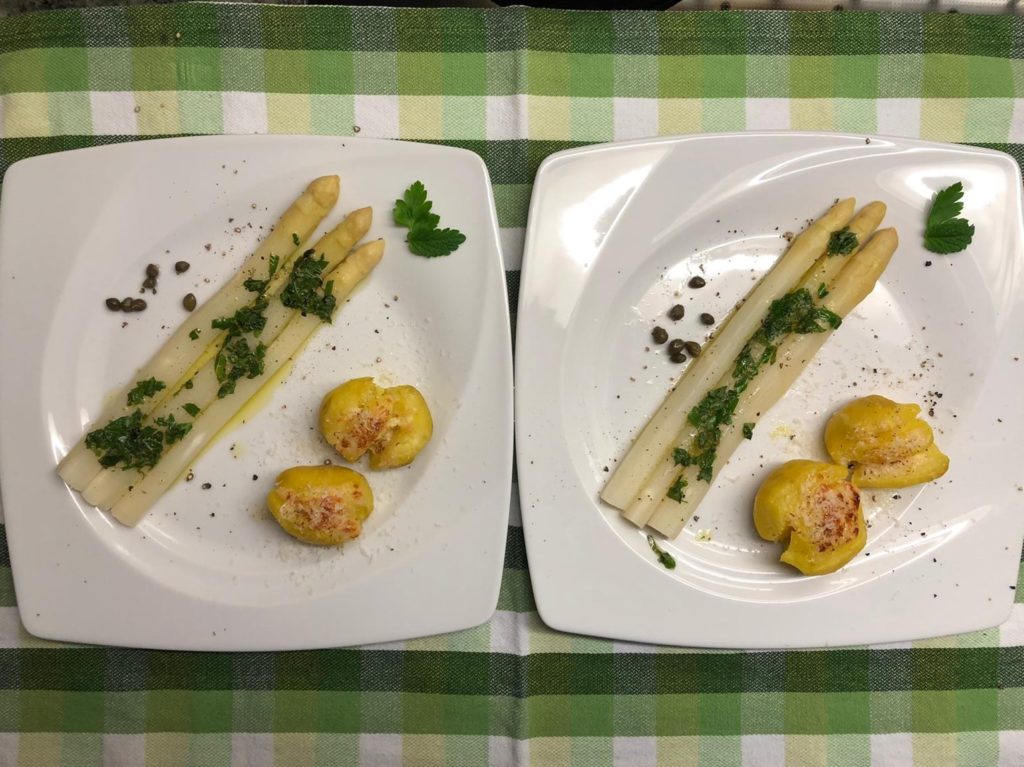 Parmesankartoffeln und Spargel mit Zitronenmelisse, Limette und Kapern sind servierbereit