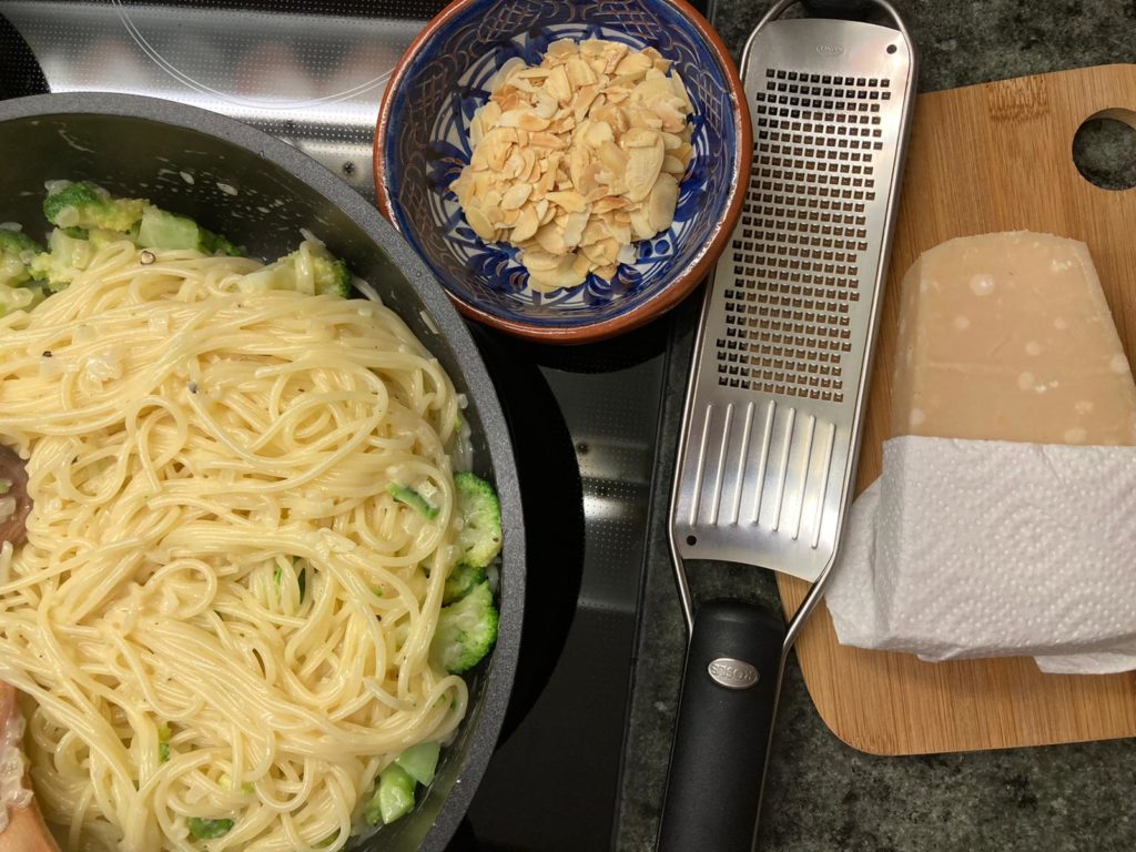 Pasta_Brokkoli und Zitronenbutter vermengen