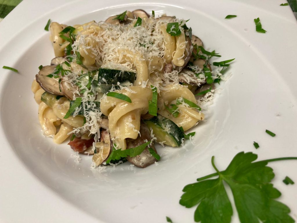 Pasta Vesuvio in Zucchini-Champignon-Sahnesauce mit Parmesan