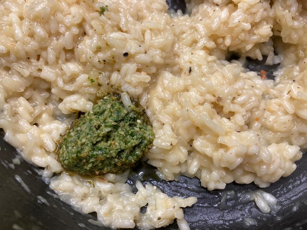 Pesto zum Risotto geben