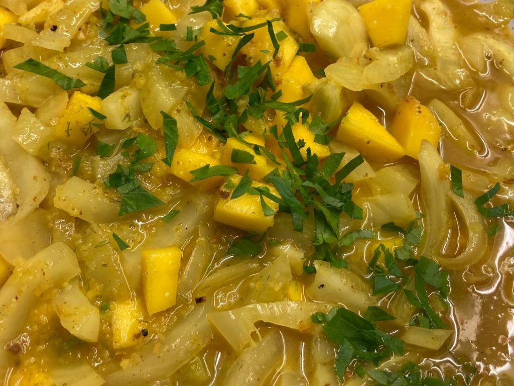 Petersilie über Fenchel mit Mango-Orangen-Sauce und Basmati streuen