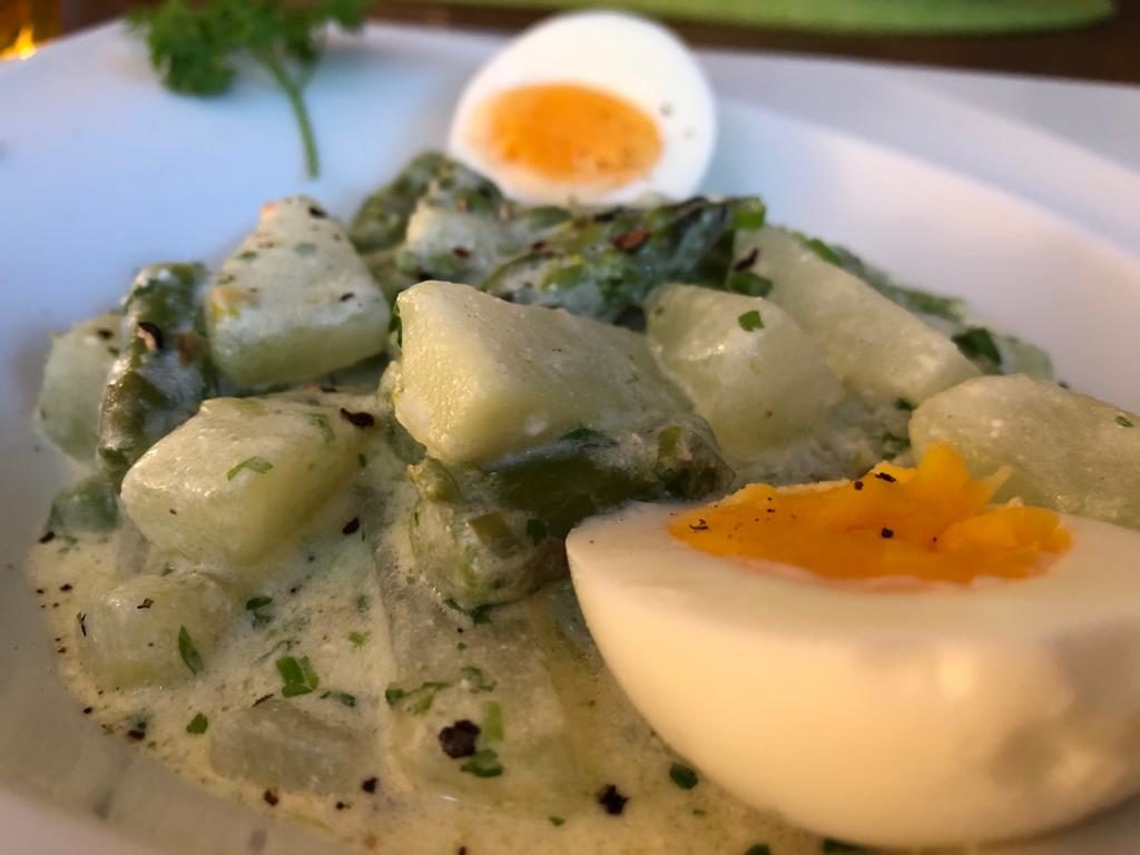 Ragout von grünem Spargel und Kohlrabi - mit Kerbel und Eiern