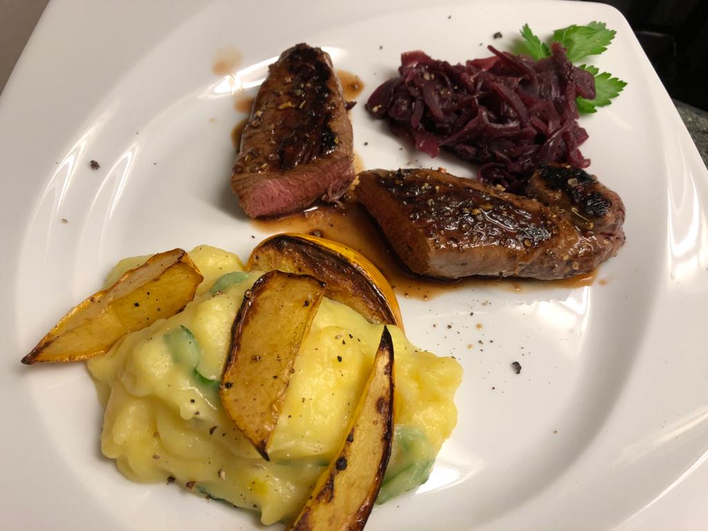 Rehfilet mit Kartoffel-Kürbis-Püree und Portwein-Blaukraut