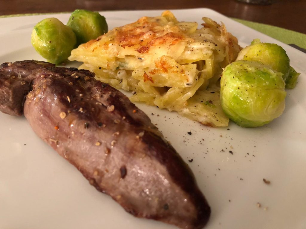 Rehfilet mit Kartoffelgratin und Rosenkohl