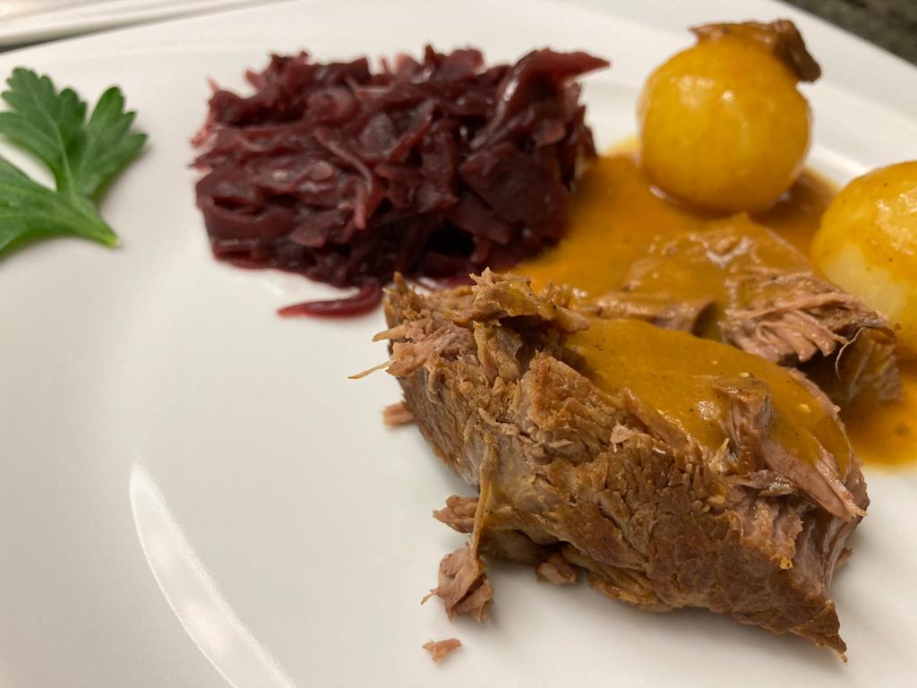 Rinderbraten mit Blaukraut und Knödeln