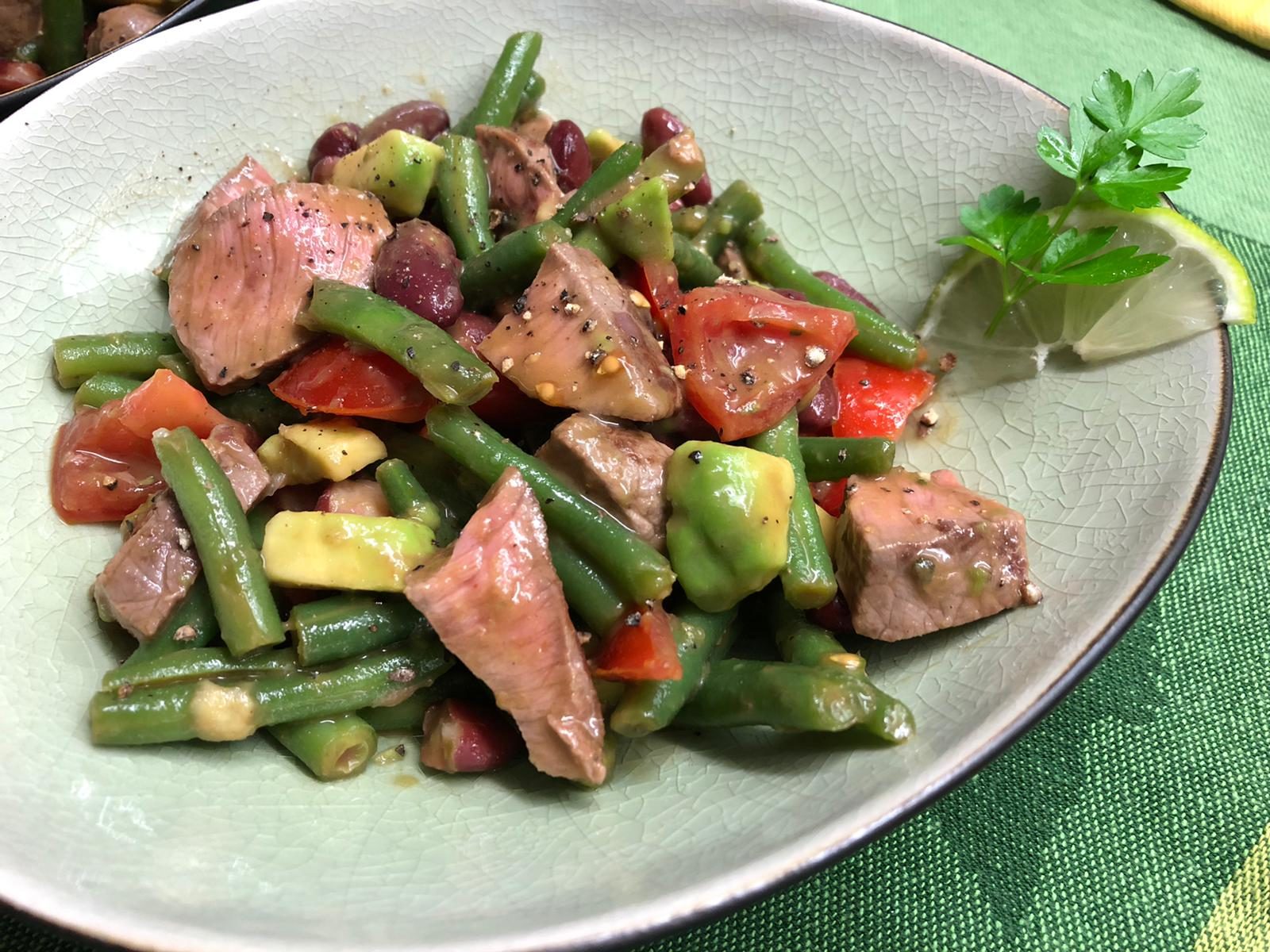 Rindfleisch-Bohnen-Salat mit Avocado und Tomaten